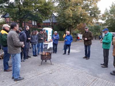 Landtagsabgeordneter Christoph Platt steht den Teilnehmern der Schwicheldter Feldrundfahrt Rede und Antwort.