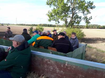 Interessierte Zuhörer zum Thema "Flachsrotten".