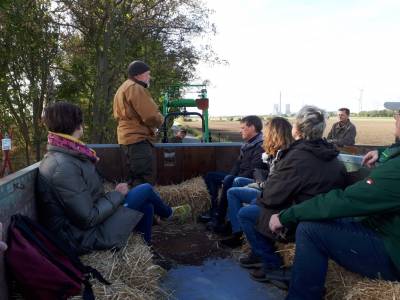 Olaf Mollus gibt kundig Erläuterungen zur kulturhistorischen Bedeutung der "Flachsrotten".