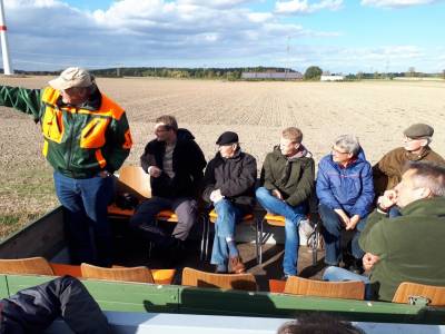 Blick auf die Windräder. Auch dazu gibt H.W.Behrens Erklärungen.