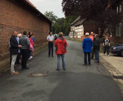 Ortsrundgang: Als einer der örtlichen Hauptverantwortlichen des Projekts Dorfentwicklung informiert Christian Bartscht über die Planungen.