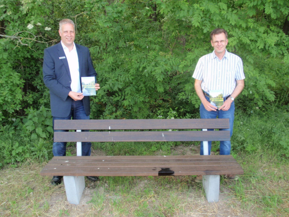 Ulf Semmler, HGP-Geschäftsstellenleiter Peine-Süd (links), und Christian Bartscht, Ortsbürgermeister aus Schwicheldt mit der Broschüre zur Dorfentwicklung